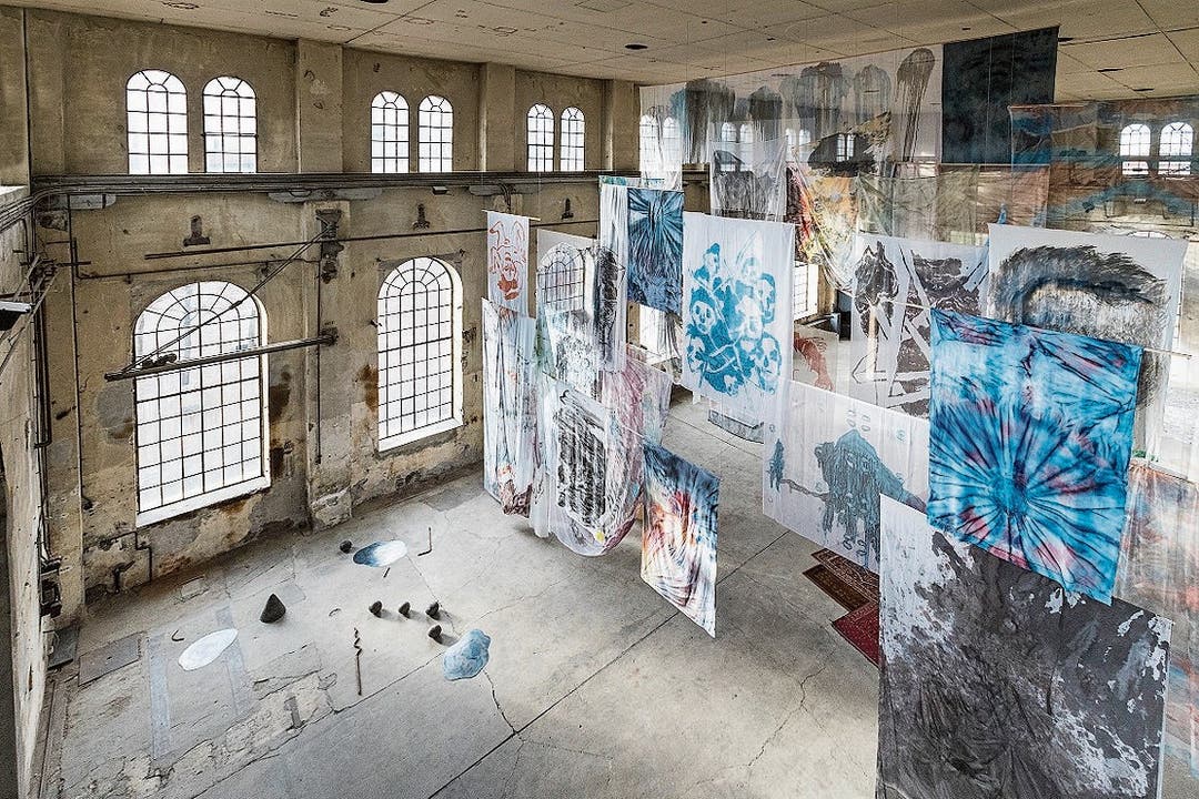 Im Kunstraum Dornbirn hat Lika Nüssli ihre stetig wachsende Zeichnungsinstallation «Drawinghell» an der elf Meter hohen Decke befestigt. (Bild: Anna Tina Eberhard)