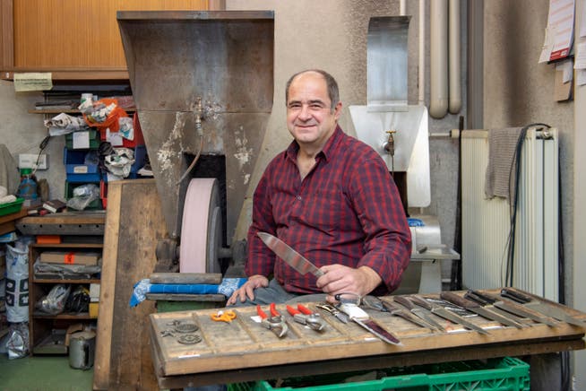 Leo Cozzio in der Werkstatt seiner Messerschmiede in Gossau. Hier schärft er Messer, Scheren und andere Werkzeuge. (Bild: Urs Bucher)