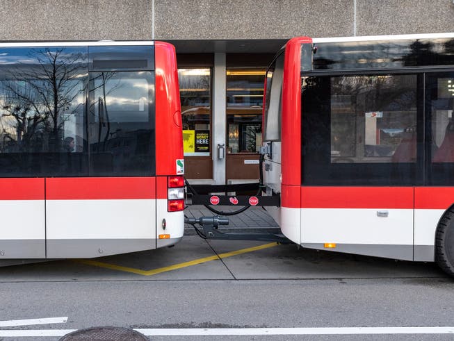 Kurven mühelos um Wittenbachs Kreisel: die neuen Anhänger-Busse der VBSG. (Bild: Thomas Hary)