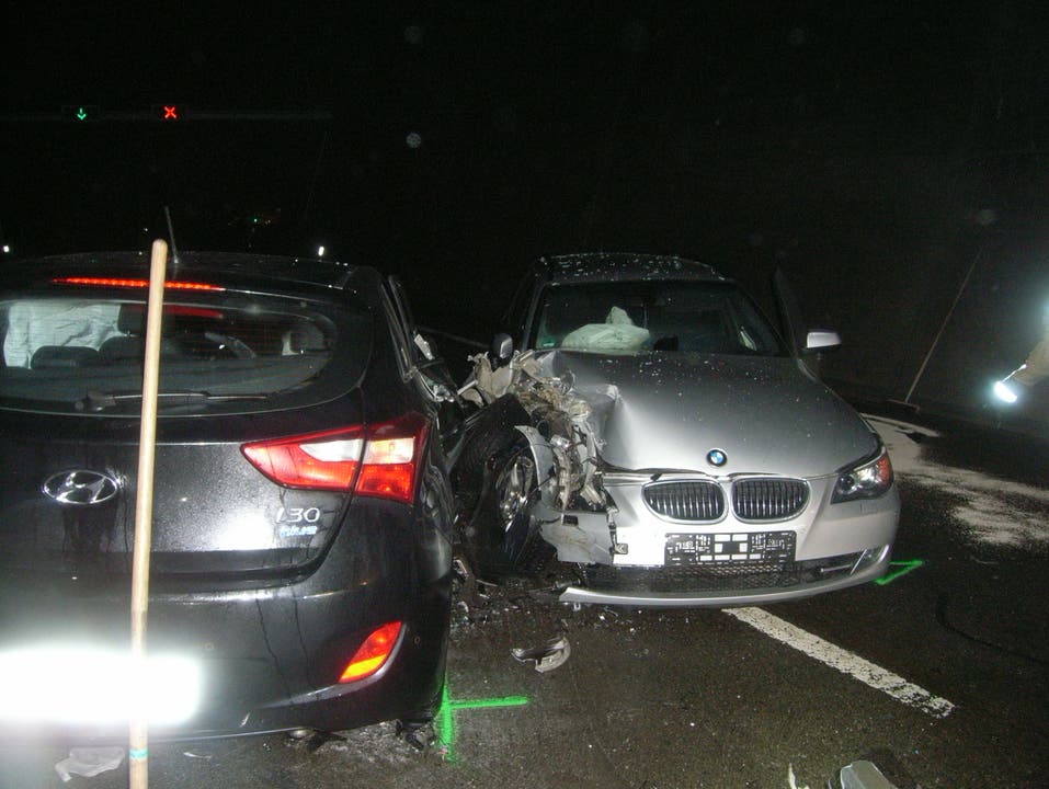 Gurtnellen - 31. DezemberEin Geisterfahrer ist auf der Autobahn A2 mit einem korrekt entgegenkommenden Auto zusammengeprallt. Verletzt wurde glücklicherweise niemand. Beide Atemalkoholproben fielen negativ aus. 