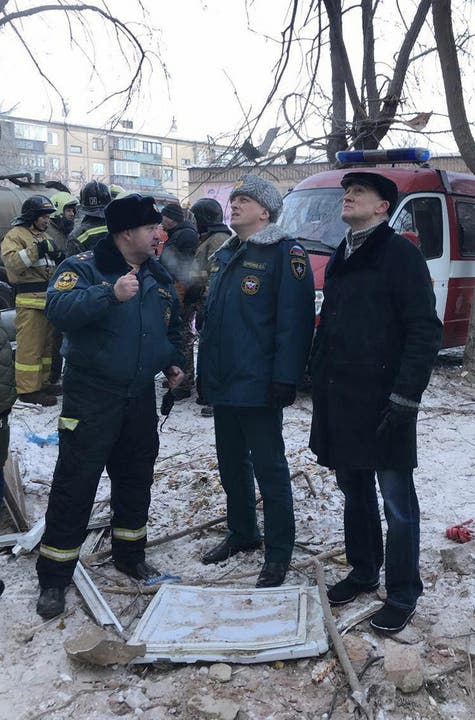 Boris Dubrovsky, Gouverneur von Chelyabinsks, spricht mit dem Sicherheitschef am Unfallort. (Bild: Keystone)