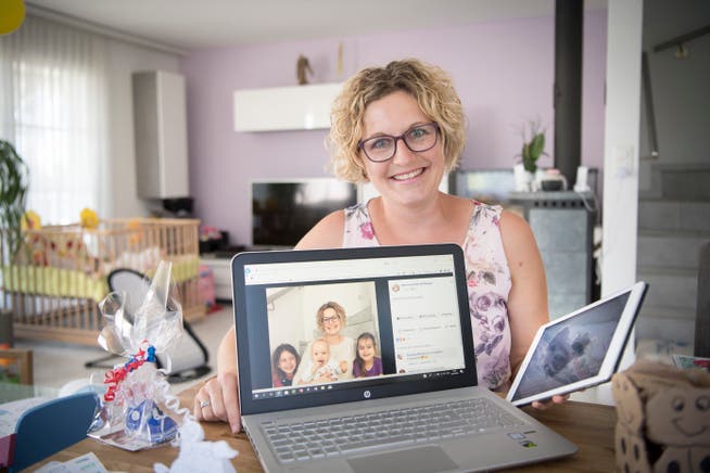 Martina zeigt auf dem Laptop ein Bild mit ihren drei Töchtern: Sie will anderen Witwen helfen, wieder glücklich zu werden. (Bild: Ralph Ribi)