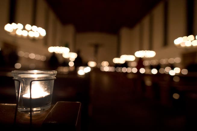 Rorate Messe mit spektakulärem Kerzenschein in der Guthirt Kirche in Zug. Fotografiert am 9. Dezember 2015 in Zug.Neue Zuger Zeitung/Maria SchmidKerze, Kerzen, Weihnachten, Advents, 