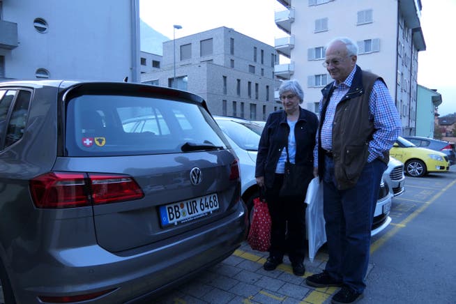 Margrit und Klaus Peter Acker vor ihrem Auto mit Uristier-Aufkleber und dem Kennzeichen «BB UR 6468». (Bild: Carmen Epp (Altdorf, 9. Oktober 2018))