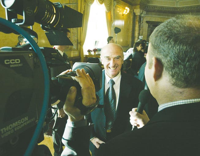 Medialer Dauerlauf: Hans-Rudolf Merz kurz nach seiner Wahl in den Bundesrat 2003. (Bild: rtr/Pascal Lauener)