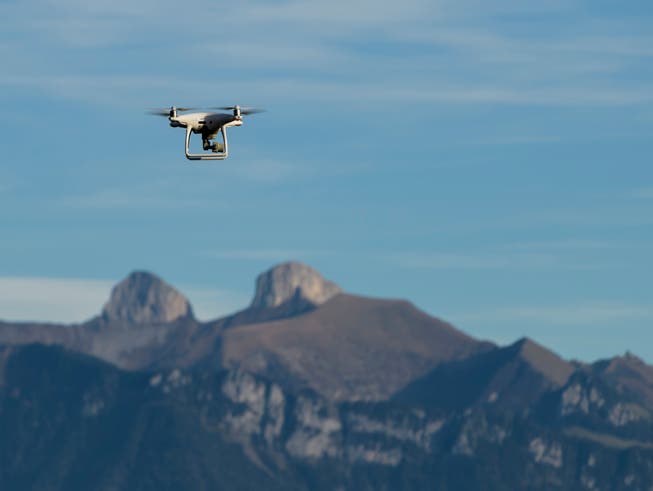 Für die sichere Integration von Drohnen in den Schweizer Luftraum reicht laut einer Studie das bestehende Mobilfunknetz aus. (Bild: KEYSTONE/JEAN-CHRISTOPHE BOTT)