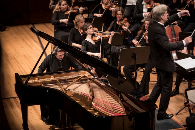 Die Pianistin Elisabeth Leonskaja und Dirigent Thomas Dausgaard im KKL Luzern. Bild: Manuela Jans-Koch (Luzern, 6. Dezember 2018)