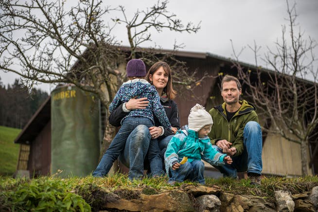 Daniela und Ueli Gabriel mit ihren beiden Kindern (2 und 6) auf ihrem landwirtschaftlichen Betrieb. Bild: Dominik Wunderli (5. Dezember 2018)