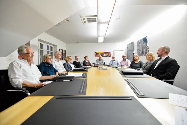 Die Behördenmitglieder der Primar- und Sekundarschule Kreuzlingen besprechen sich mit Christoph Tobler (Mitte), der die Untersuchungskommission leitet. (Bild: Donato Caspari)