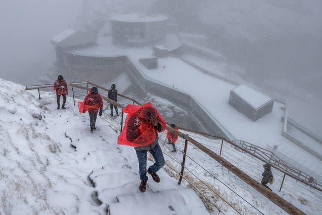 Touristen bei starkem Schneefall auf dem Weg zum Pilatus Oberhaupt. (Bild: Philipp Schmidli, 5. November 2017)