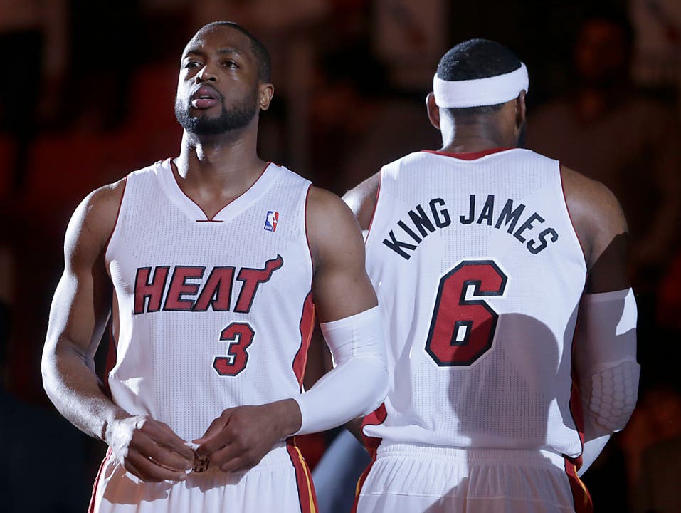 Feindbild für viele Fans: King James als Teil des Starensembles der Miami Heat mit Dwyane Wade (Bild: KEYSTONE/AP/WILFREDO LEE)