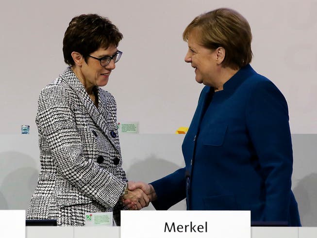 Die alte und die neue Parteichefin der CDU. Annegret Kramp-Karrenbauer (links) übernimmt das Zepter von Angela Merkel (Bild: KEYSTONE/EPA/FOCKE STRANGMANN)
