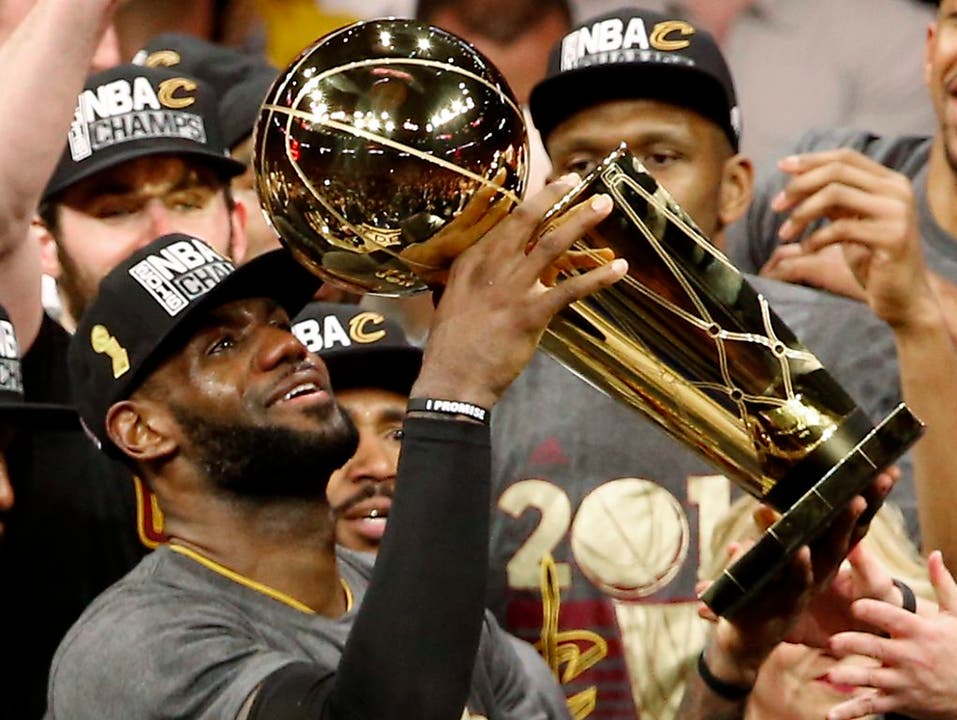 Der Beste der Geschichte auf dem Höhepunkt: LeBron James feiert mit den Cleveland Cavaliers den NBA-Titel (Bild: KEYSTONE/EPA/JOHN G. MABANGLO)