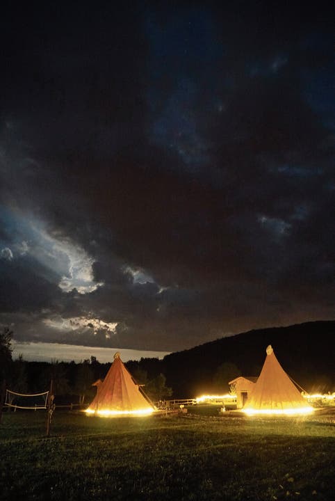 Schlafen im originalen Indianerzelt kann man auf der Gästefarm Linden Tree Retreat & Ranch in Velika Plana. (Bild: Bilder: Croaticum)