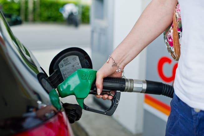 Um ihren Beitrag an den Klimaschutz zu leisten, erhöht die Erdöl-Branche beispielsweise an Tankstellen die Preise. (Bild: Coralie Wenger)