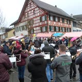 Die Bürgermusik Ettenhausen spielt mitten in der Marktgasse. (Bilder: Kurt Lichtensteiger)