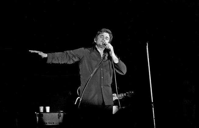 Johnny Cash während eines Auftritts in Bremen (Deutschland) im Jahr 1972. (Bild: wikipedia.org/Heinrich Klaffs)