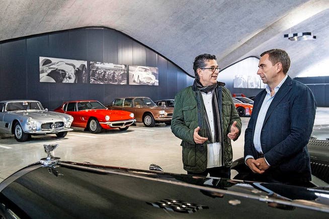 Adrian C. Gattiker (links) und Christian Gell in ihrer Auto-Lounge im ehemaligen Teba-Center. (Bild: Boris Bürgisser (Emmen, 3. November 2016))