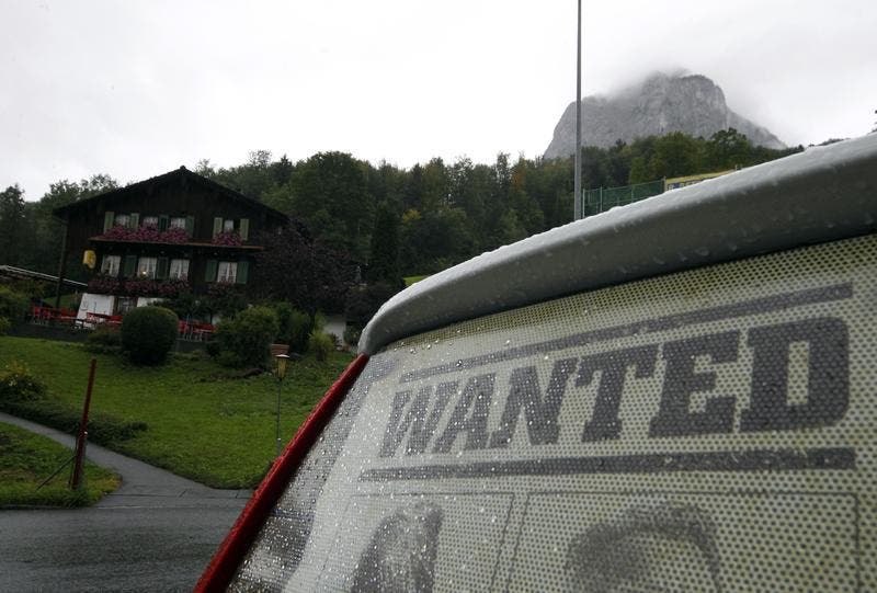 Ein Unbekannter ist im Gebiet Rickenbach bei Schwyz seit 6 Uhr auf der Flucht. (Bild: Keystone)