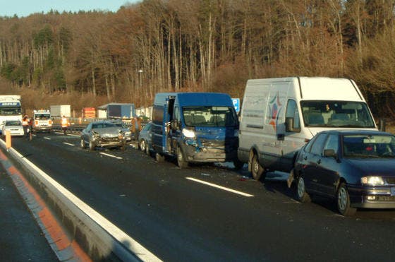 Zehn Fahrzeuge prallten auf der A2 bei Knutwil ineinander. (Bild Kapo Luzern)