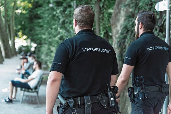 Eine private Sicherheitspatrouille ist in Luzern unterwegs. (Bild: PD)