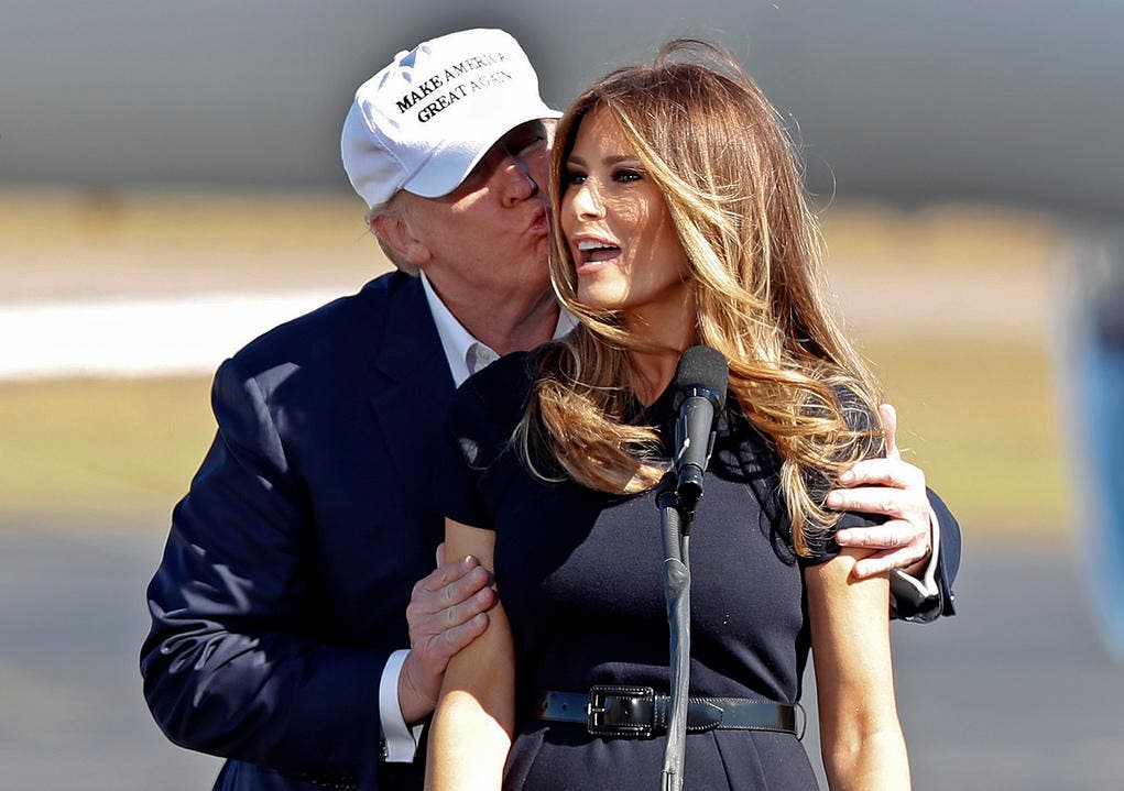 Der republikanische Kandidat Donald Trump küsst seine Frau Melania. (Bild: Keystone)