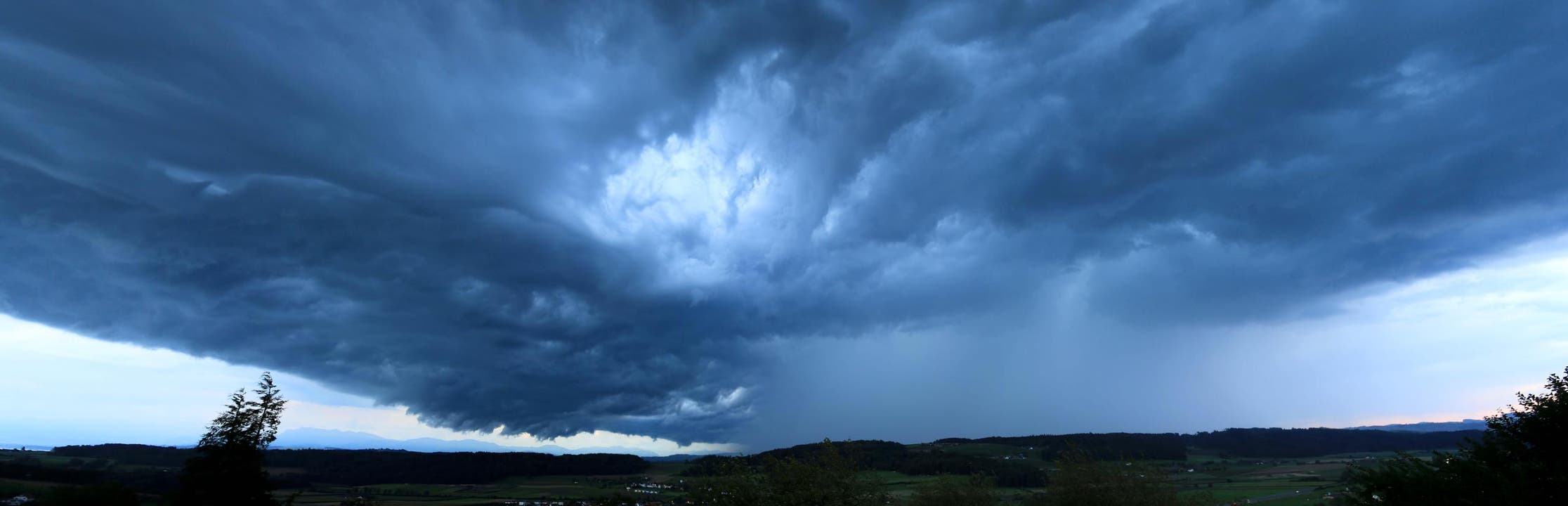 Wetterwolke über Uffikon. (Bild: Leserbild Beat Waldisberg)