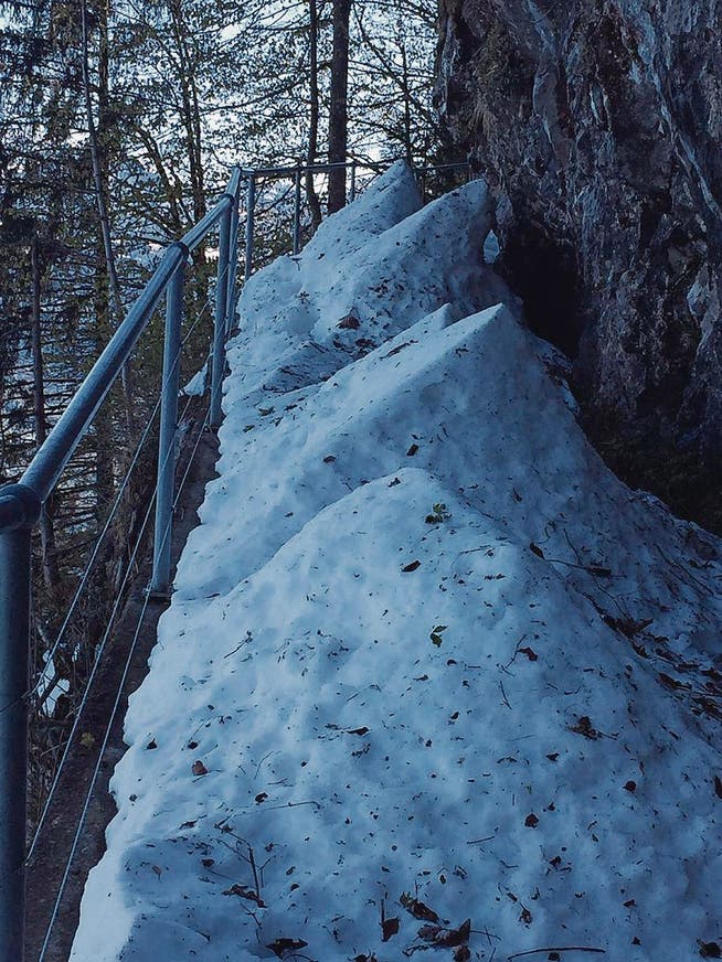 So viel Schnee liegt stellenweise noch auf dem Felsenweg. (Bild: PD)
