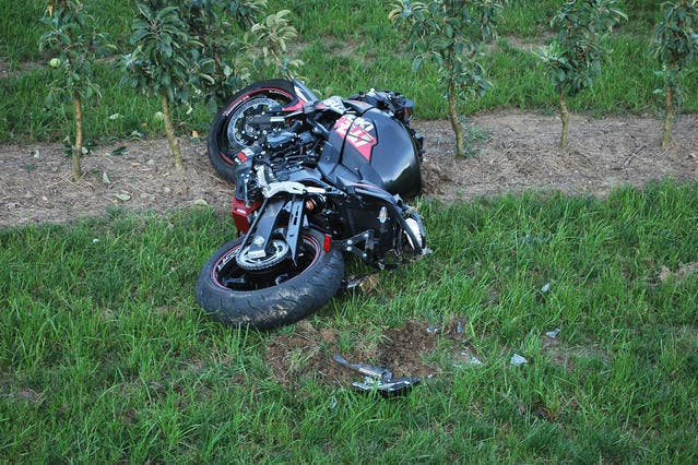 Der Motorradfahrer stürzte nach dem Überholmanöver und verletzte sich dabei schwer. (Bild: Luzerner Polizei)