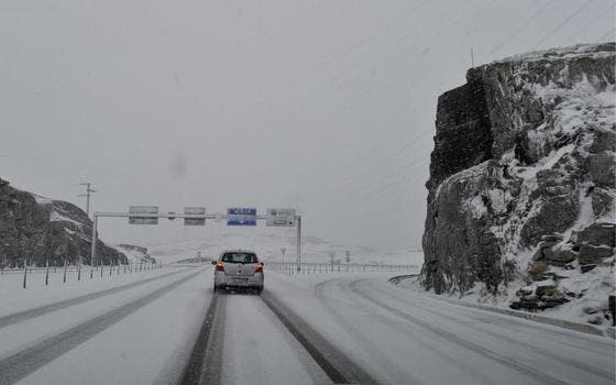 Schnee beeinträchtigt den Verkehr am Gotthardpass. (Bild: Keystone)