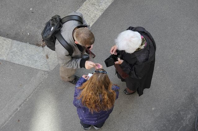 Eine junge Frau erschleicht sich Geld von Passanten, um sich damit angeblich ein Ticket für den Zug zu kaufen. Auf dem Bild bettelt eine junge Frau in der Stadt Luzern auf der Strasse um Geld. (Bild: René Meier / luzernerzeitung.ch)
