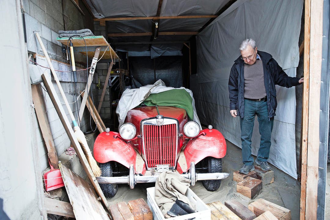 Josef Imbach ist fassungslos – sein MG-Oldtimer wurde massiv beschädigt. (Bild: Manuela Jans)