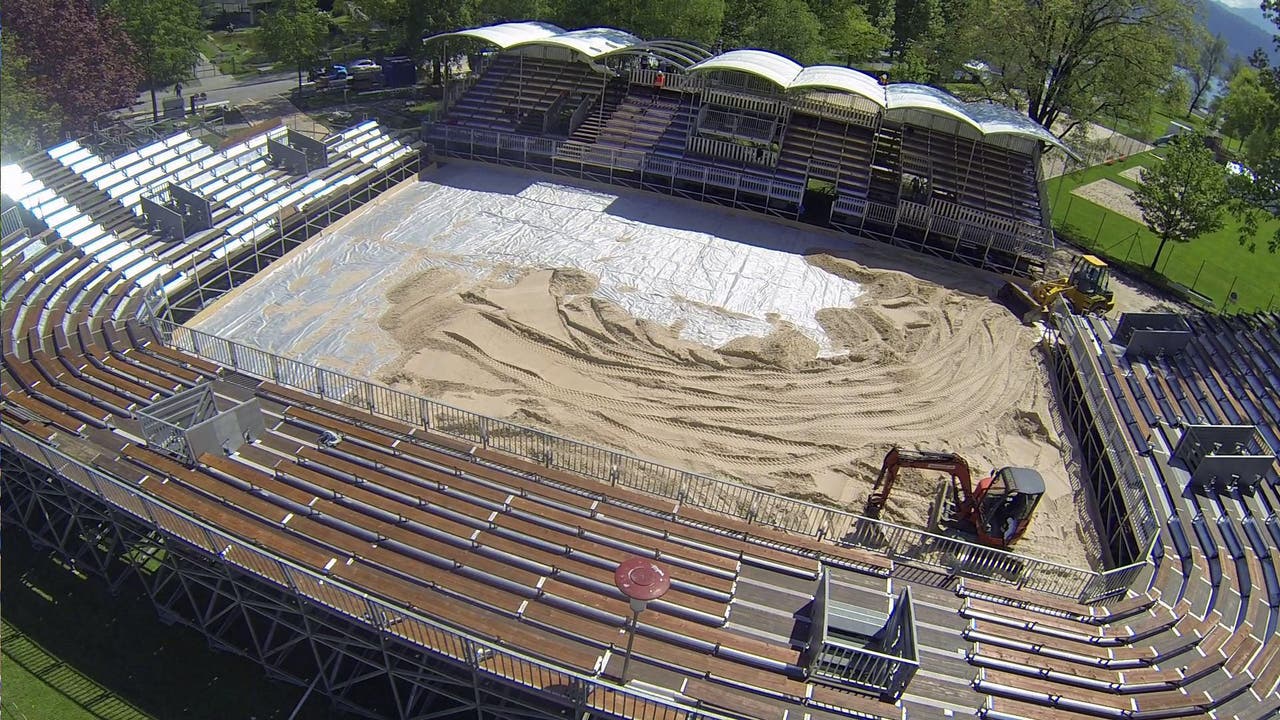 Aufbauarbeiten für das FIVB World Tour Open Luzern am 7. Mai. (Bild: René Meier)