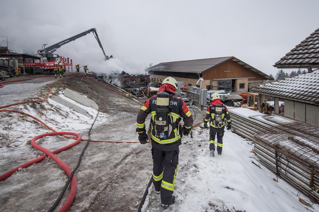 Die Feuerwehren Entlebuch und Wolhusen standen mit 135 Personen im Einsatz. (Bild: Pius Amrein (Entlebuch, 9. Januar 2017))