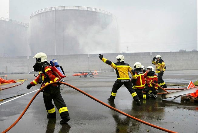 Beim Tanklager des Bundes wird eine Explosion mit Brandfolge simuliert. (Bild: ild: Werner Schelbert (Rotkreuz, 29. Oktober 2016))