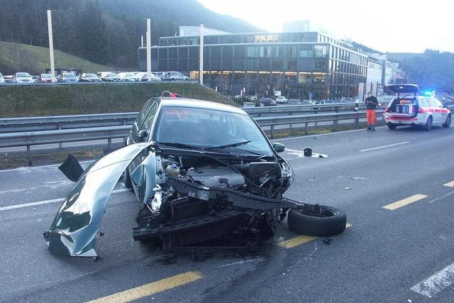 Das Auto erlitt Totalschaden. (Bild: Kapo Schwyz)