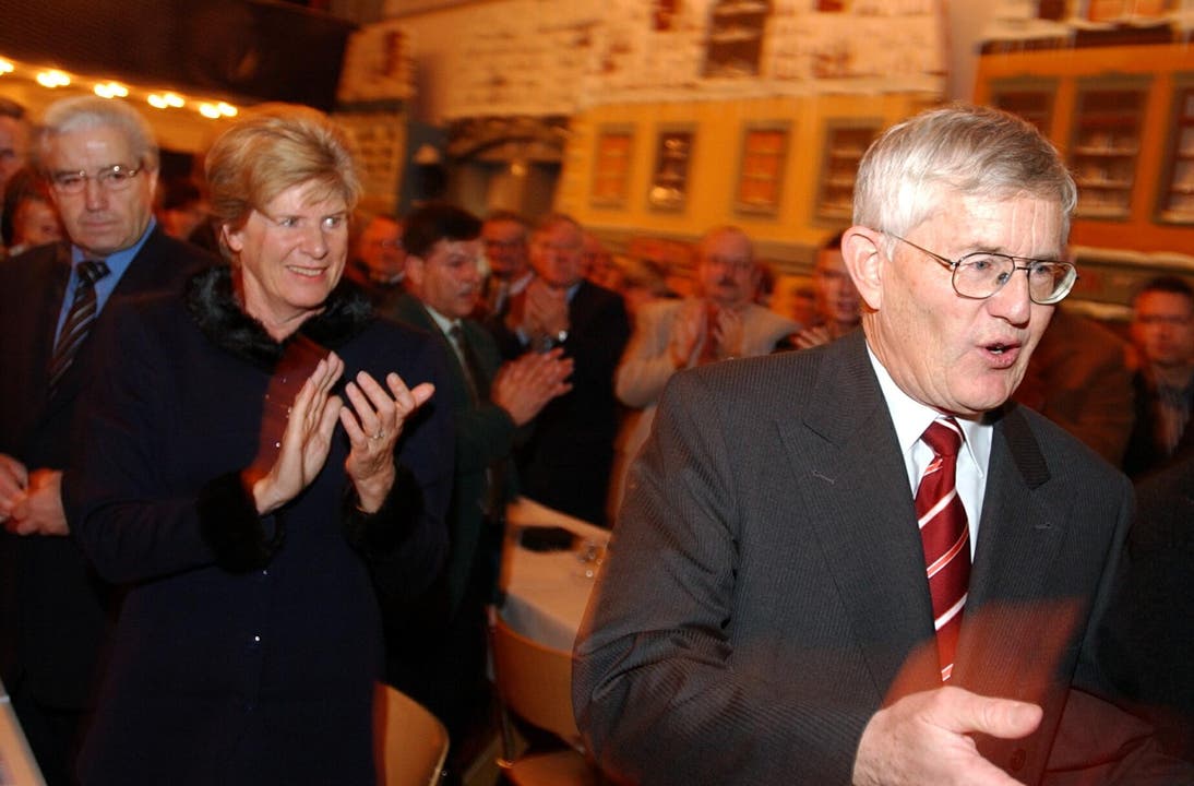 Helen Leumann applaudiert bei der Verabschiedung von Bundesrat Kaspar Villiger 2003 in der Festhalle in Sempach. (Bild: Archiv Neue LZ)