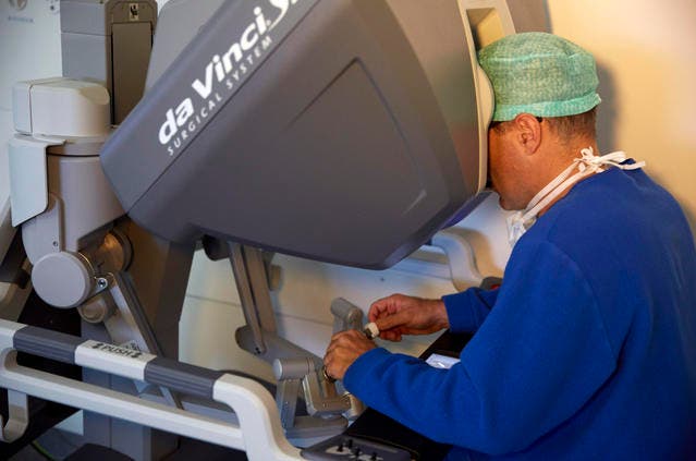 Der zukünftige Chefarzt Urologie Agostino Mattei, hier bei der Arbeit, ist ein Experte der Roboterchirurgie. (Bild: PD)