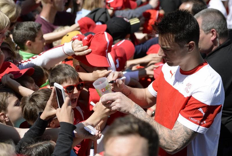 Diego Benaglio erfuellt Autogrammwuensche der Fans, nach dem letzten öffentlichen Training. (Bild: Keystone / Urs Flüeler)