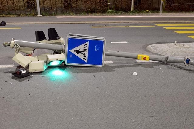 Die Ampel ist aus der Halterung gerissen worden und umgefallen. Aber sie zeigt noch immer Grün. (Bild: Luzerner Polizei (Meggen, 28.03.2017))