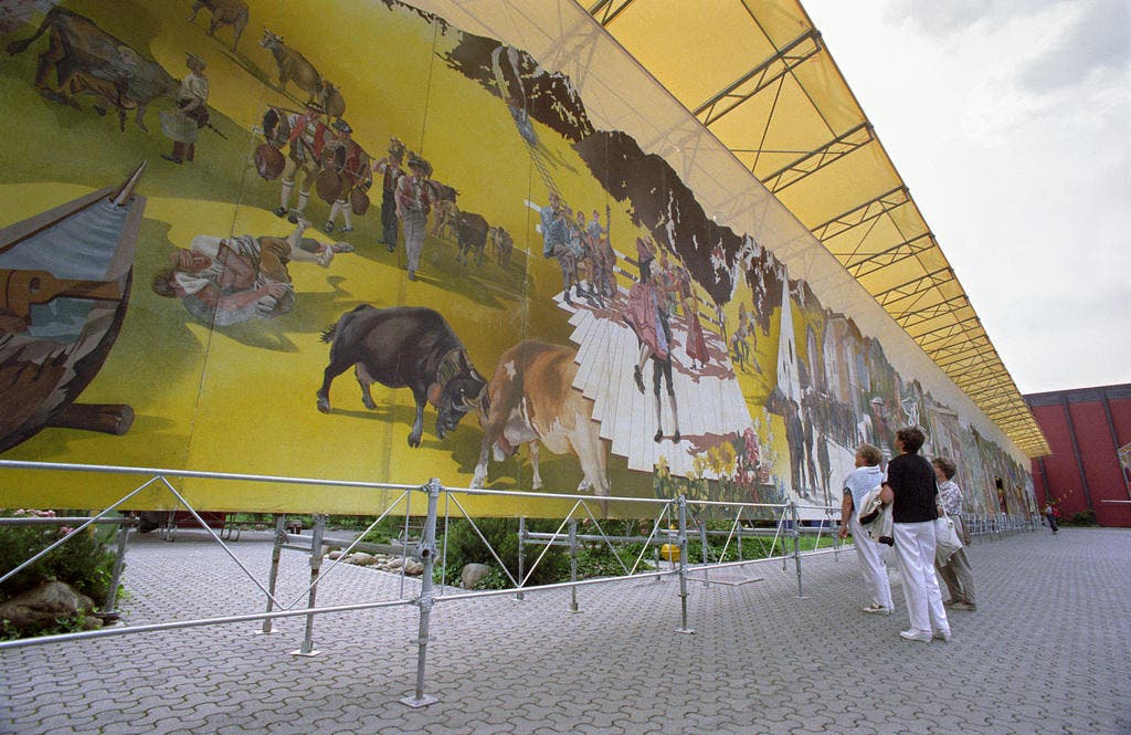 1989: Das monumentale Wandgemälde der Landesausstellung 1939, "Die Schweiz, das Ferienland der Völker" von Hans Erni wird 1989 im Freien ausgestellt. (Bild: Keystone / Str)
