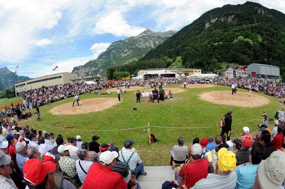 2500 Zuschauer verfolgten das Urner Kantonale Schwingfest in Flüelen. (Bild: Urs Hanhart/Neue UZ)