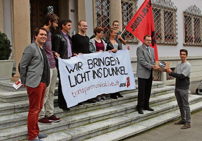 Über 2000 Unterschriften sammelten die Schwyzer Juso für ihre Transparenzinitiative, hier bei der Einreichung. (Bild: Ruggero Vercellone)