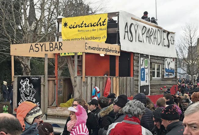 Die Hülsnerbuben Dietschwil zogen mit Wagen «Asylparadies Schweiz» durch Aadorf. (Bild: Andri Rostetter (Aadorf, 28. Januar 2018))