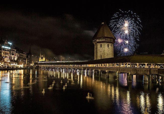 Am 1. Januar findet jeweils ein grosses Feuerwerk über dem Luzerner Seebecken statt. (Bild: Alexandra Wey/Keystone (Luzern 1. Januar 2014))