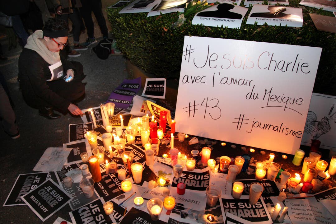 In Mexiko zündet eine Fraue Kerzen an für die Opfer von Paris. (Bild: Keystone)