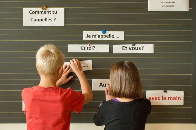 Welche Fremdsprache in der Primarschule unterrichtet werden soll, lässt die Initiative offen. Auf dem Bild: Schüler der 5. / 6. Klasse lernen Frühfranzösisch. (Bild: Dominik Wunderli (Obernau, 12. September 2014).)