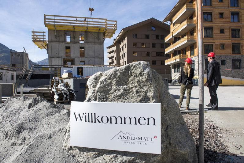 03.10.2014: Am Freitag ist mit dem Bau des Apartmenthauses Biber begonnen worden. Es ist dies das vierte Apartementhaus im Tourismusresort der Andermatt Swiss Alps AG des ägyptischen Investors Samih Sawiris. (Bild: Keystone)