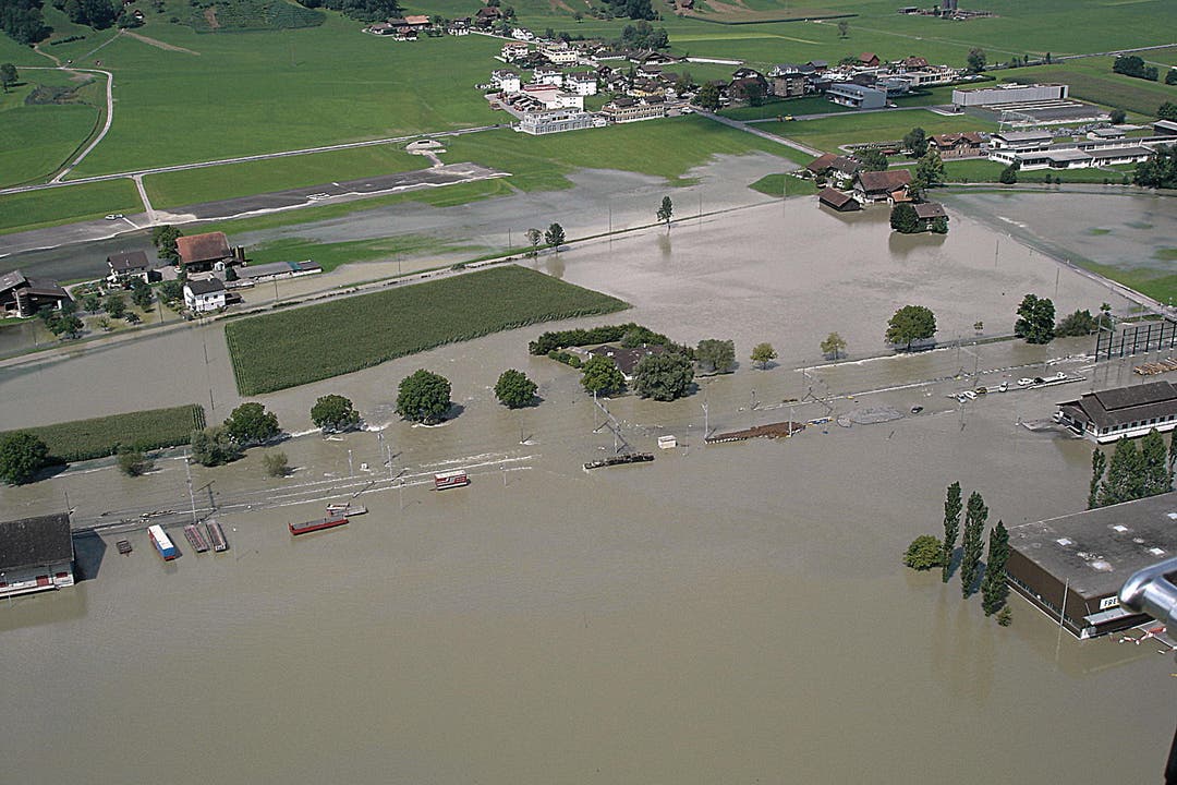 Das überschwemmte Kägiswil aus der Luft. (Bild: Archiv Zentralbahn)
