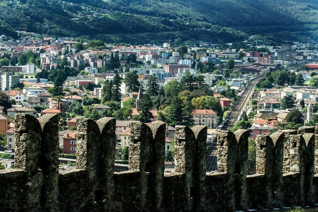 Blick vom Wachturm des Castello di Montebello in Bellinzona. (Bild: KEYSTONE/Ti-Press/Carlo Reguzzi)
